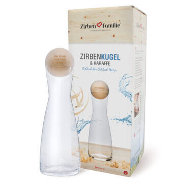 ZirbenFamilie ZirbenKugel Set personalisierbar mit Wunschgravur. 1 Liter Wasserkaraffe mit ZirbenKugel und attraktivem Geschenkkarton